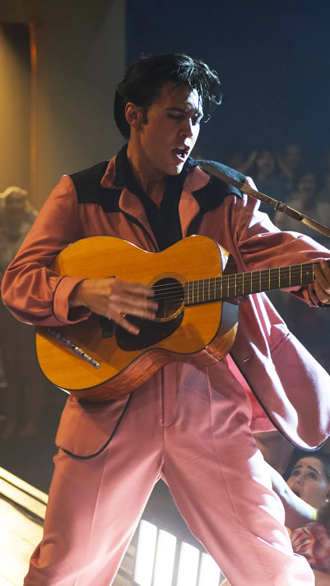 Elvis Presley. Vestirse como uno de los iconos más grandes de la música jamás pasará de moda. Para recrearlo necesitarás un traje blanco o rosa y zapatos negros. No olvides hacer muy bien el peinado que caracterizaba a Elvis. 