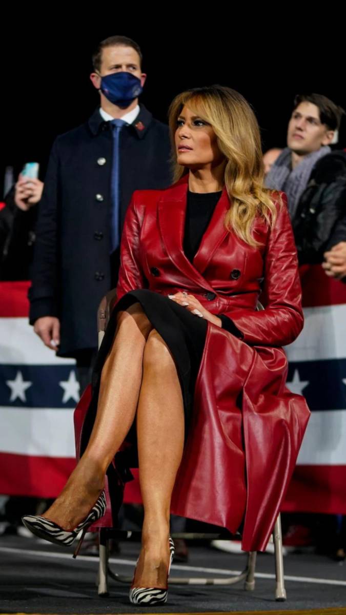 En diciembre de 2020, a solo unas semanas de dejar la Casa Blanca, Melania Trump sorprendió con un giro inesperado en su estilo al lucir un abrigo de cuero rojo de <b>Alexander McQueen</b>, valorado en 6.175 dólares (unos 5.093 euros). Este look marcó un contraste con su anterior moda recatada y generó críticas, ya que se esperaba una imagen más austera de ella durante la presidencia de Donald Trump.