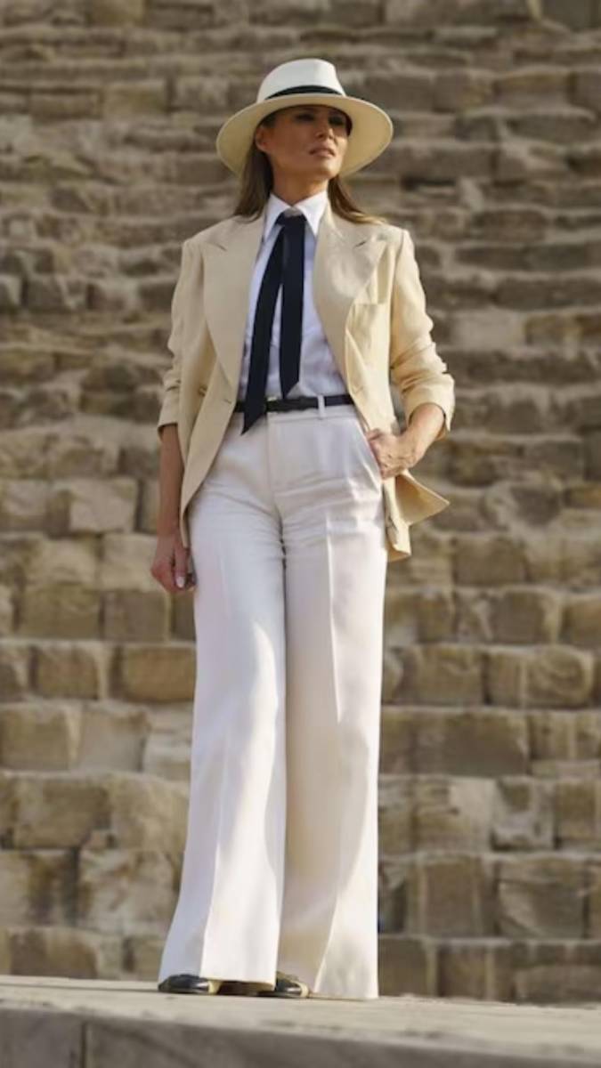 En su gira en solitario por África en otoño de 2018, Melania Trump sorprendió con un estilo inusual. Durante su visita a El Cairo, optó por un look de inspiración masculina, alejado de sus habituales vestidos y tacones. Completó el conjunto con unas elegantes bailarinas bicolor de <b>Chanel</b>, mostrando una faceta más cómoda y relajada de su vestuario.