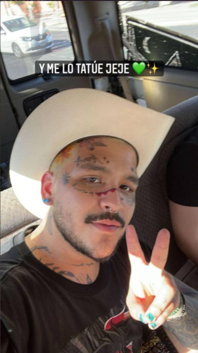 Otro tatuaje que se hizo fue inspirado en una pintura facial que le realizó una de sus fanáticas, Mina Barnett. Este significa “protección a los guerreros.