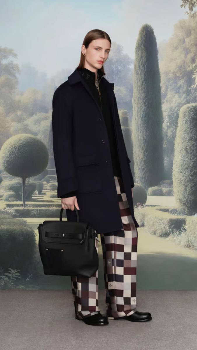 La colección combina la estética del caballero rural británico con el dandi urbano contemporáneo, siempre con el toque sofisticado de la maison parisina.