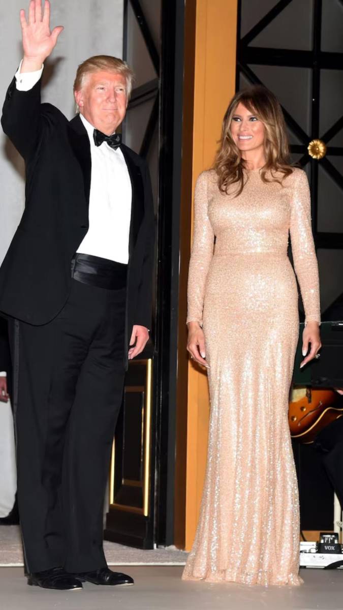 En su primera cena de gala como primera dama en enero de 2017, Melania Trump sorprendió con un vestido de lentejuelas nude de la diseñadora libanesa <b>Reem Acra</b>, quien emigró a Nueva York en los años 90. 