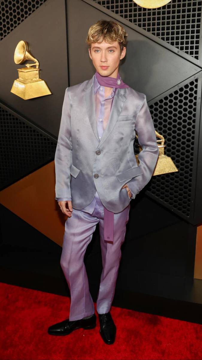 <b>Troye Sivan</b> deslumbró en la alfombra roja con un traje morado de Prada que redefinió la elegancia minimalista. Apostó por un corte slim impecable, con líneas limpias y un fit que resaltaba su silueta.