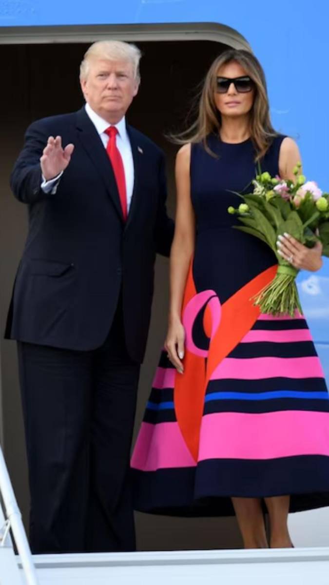 En su primer año como primera dama, Melania Trump mostró predilección por los diseños de Josep Font para la marca española <b>Delpozo</b>. El 6 de julio de 2017 incluyó por primera vez esta firma en su guardarropa, y desde entonces fue común verla con sus creaciones. En un viaje a Polonia, destacó especialmente con un vestido midi azul marino adornado con figuras geométricas fucsias, una de las piezas más llamativas de su repertorio.