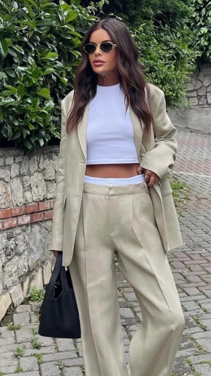 <b>Old Money Aesthetic</b>Este verano, abraza el estilo “Old Money Aesthetic” con prendas de calidad en tonos neutros como beige, blanco roto y azul marino. Opta por polos de piqué, pantalones de lino y mocasines de cuero para un aspecto distinguido pero relajado. Añade accesorios discretos como gafas de sol de aviador y un sombrero de paja para completar tu look con un toque de elegancia clásica.