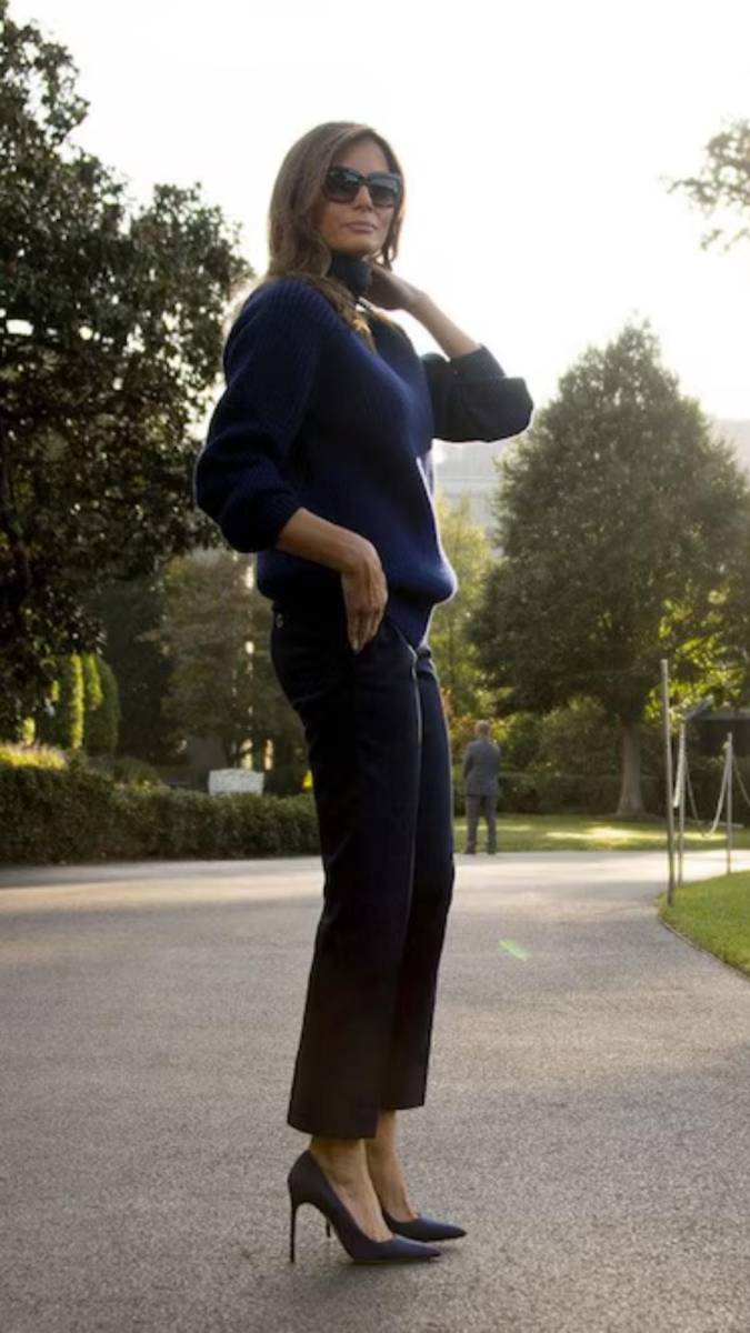 En agosto de 2017, Melania Trump generó controversia al usar stilettos para viajar a Texas tras el paso del huracán Harvey. La historia se repitió cuando viajó a Puerto Rico para ver los daños del huracán María: nuevamente posó con tacones antes de abordar el Air Force One, aunque al llegar se cambió a unas botas <b>Timberland</b> más apropiadas para la ocasión. Este contraste en sus elecciones de calzado desató comentarios sobre la adecuación de su vestimenta en contextos de crisis.