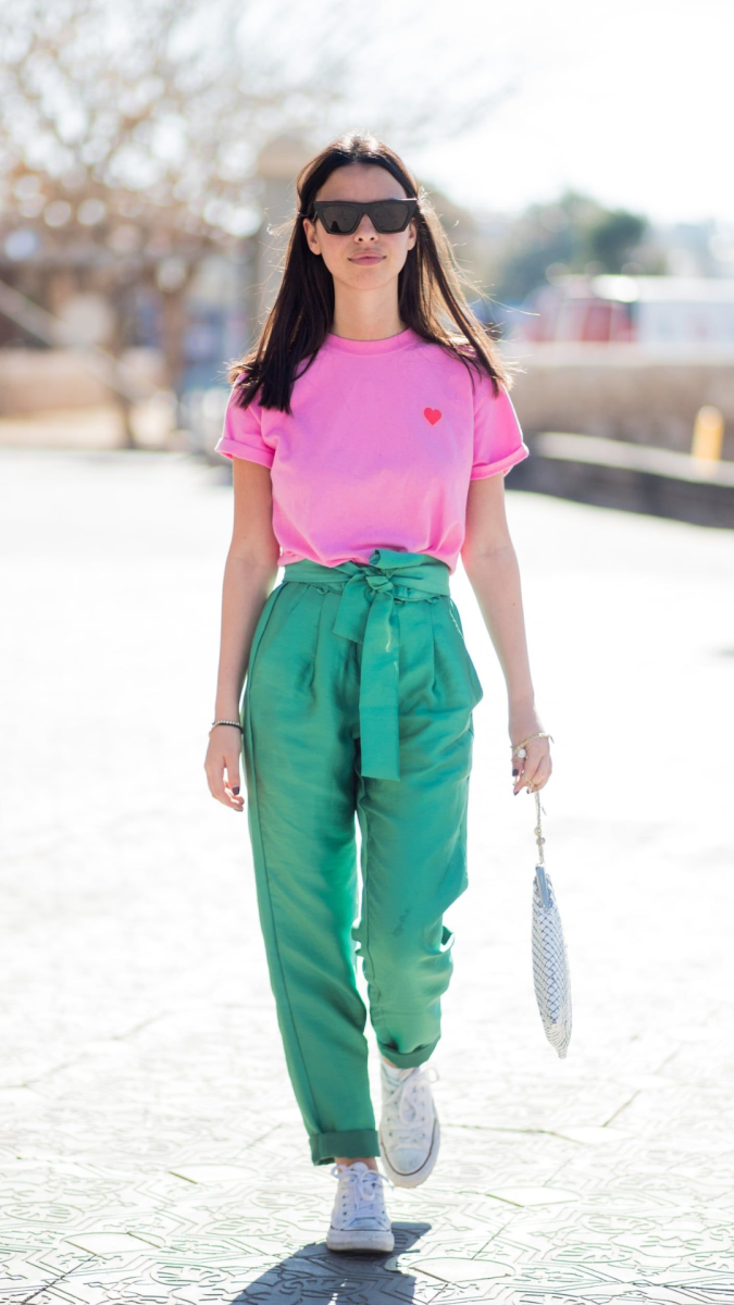 <b>Pink &amp; Green</b>En verano, no hay nada más refrescante que incorporar la vibrante combinación de rosa y verde en tus outfits. Esta fusión de colores evoca la frescura de la naturaleza y la energía del sol. Opta por un top rosa pastel combinado con unos pantalones o shorts verdes para un look ligero y juvenil. Accesoriza con detalles en tonos complementarios y estarás listo para irradiar estilo bajo el cálido sol estival.