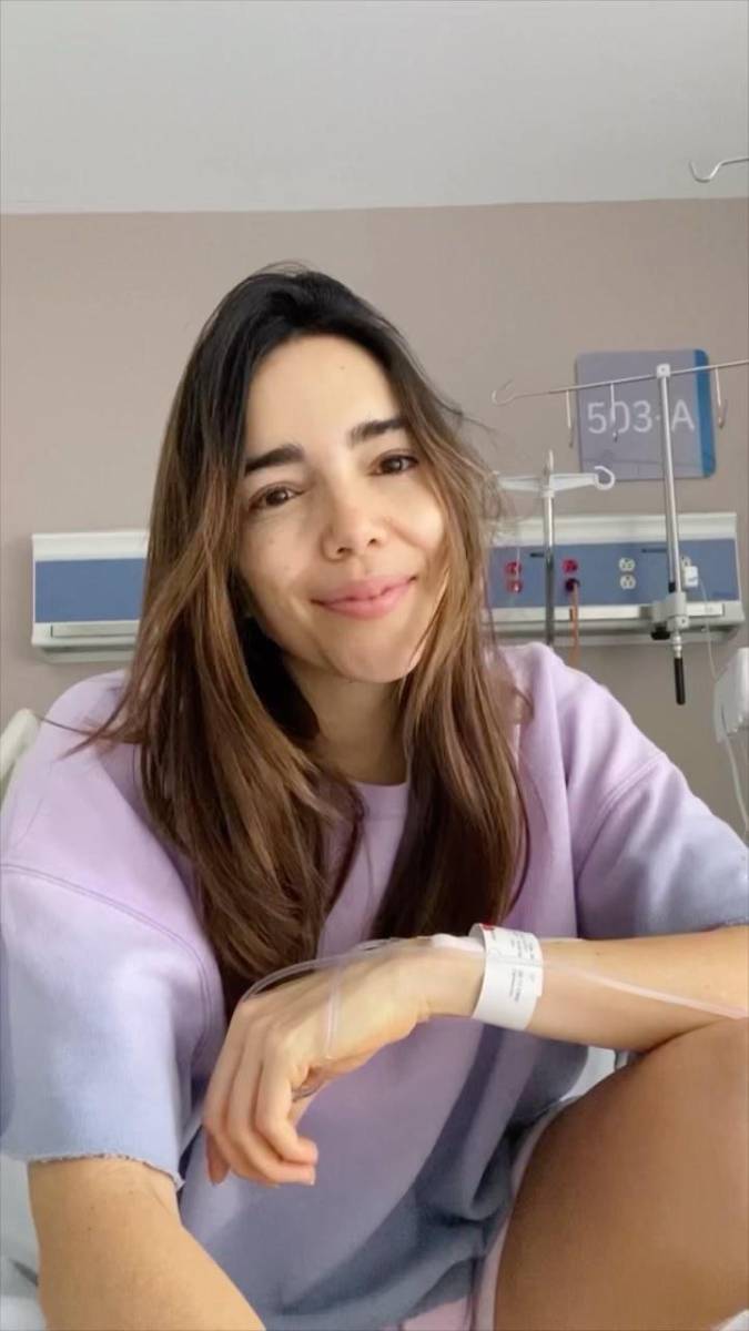 La modelo se sometió a diversas cirugías para combatir la enfermedad. “Gracias infinitas por sus oraciones y mensajes llenos de amor, estoy segura que toda esa energía bonita me ha dado toda la fuerza que he necesitado”, escribió en Instagram en julio de este año. 