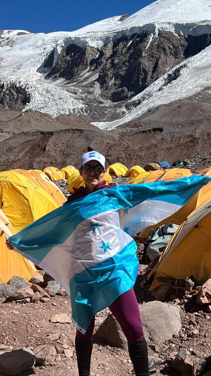 Con mucho orgullo extendió la Bandera de Honduras en el Monte Everest.