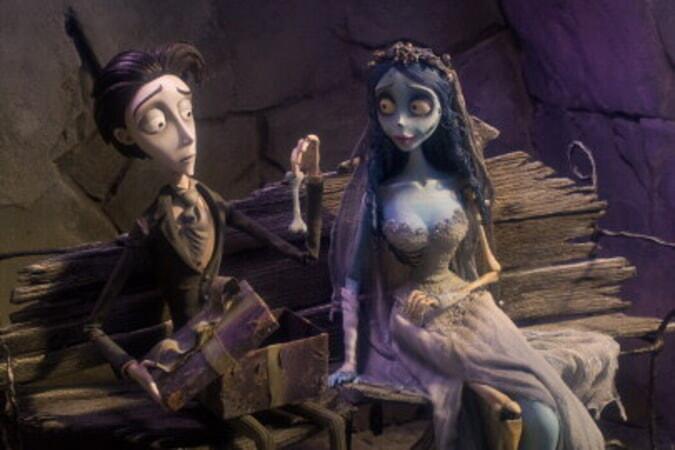 Corpse Bride es otra de las obras maestras del stop-motion de Tim Burton. Johnny Depp suena muy diferente de sus otros papeles como el tímido Víctor quien, poco antes de su matrimonio, se casa accidentalmente con una socialité muerta llamada Emily. Ella lo lleva a la muy animada Tierra de los Muertos, llena de tonos verdes, morados y azules brillantes, números musicales que hacen sonar los dedos de los pies y personajes esqueléticos excéntricos, incluido un adorable perro muerto llamado Scraps.