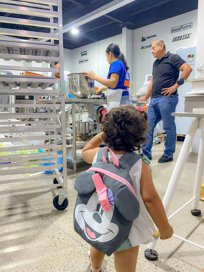“Mi hija no solo nos ve elaborar recetas, mira el amor, la dedicación y el esfuerzo que han pasado de mi papá a mí... y ahora florecen en ella. Que sepa que los sueños también se hornean con pasión”
