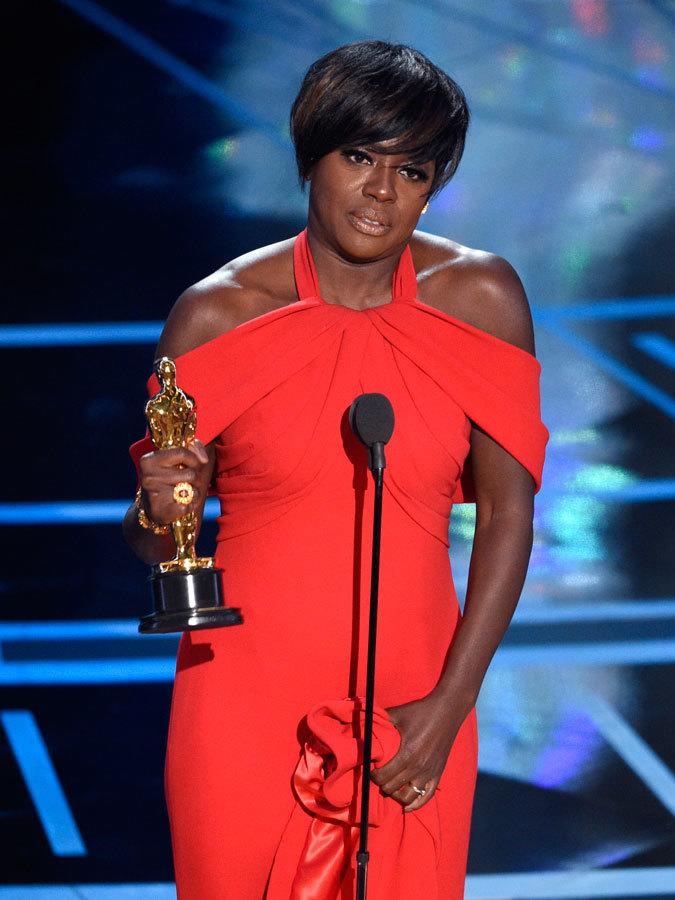 <b>Viola Davis</b>Es la primera mujer en ganar un Oscar, un Emmy y un Tony. Fue galardonada en el 2017 como mejor actriz de reparto en 2017 por “Fences” y en su discurso incito a promover las historias de aquellas personas que tenían grandes sueños y no los alcanzaron, de aquellos que amaron y perdieron” dijo “Somos la única profesión que celebra lo que significa vivir una vida”.