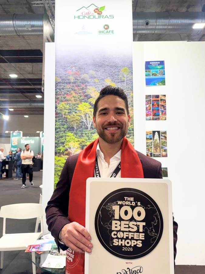 Miro Cuculiza Lara, representante de Cafetano en la premiación de The World's 100 Best Coffee Shops 2026 en Madrid