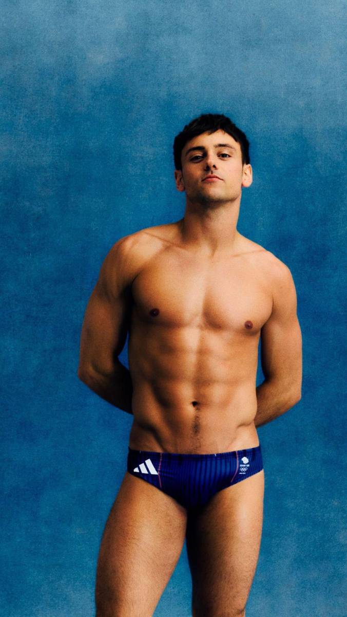 No podíamos dejar a <b>Tom Daley</b> fuera de esta lista. Nacido el 21 de mayo de 1994 en Plymouth, Reino Unido, Daley es una leyenda en el mundo de los clavados. Su destacada trayectoria en esta disciplina y su impresionante habilidad en la plataforma han capturado la admiración de los aficionados y han dejado una marca indeleble en la historia de los deportes acuáticos.