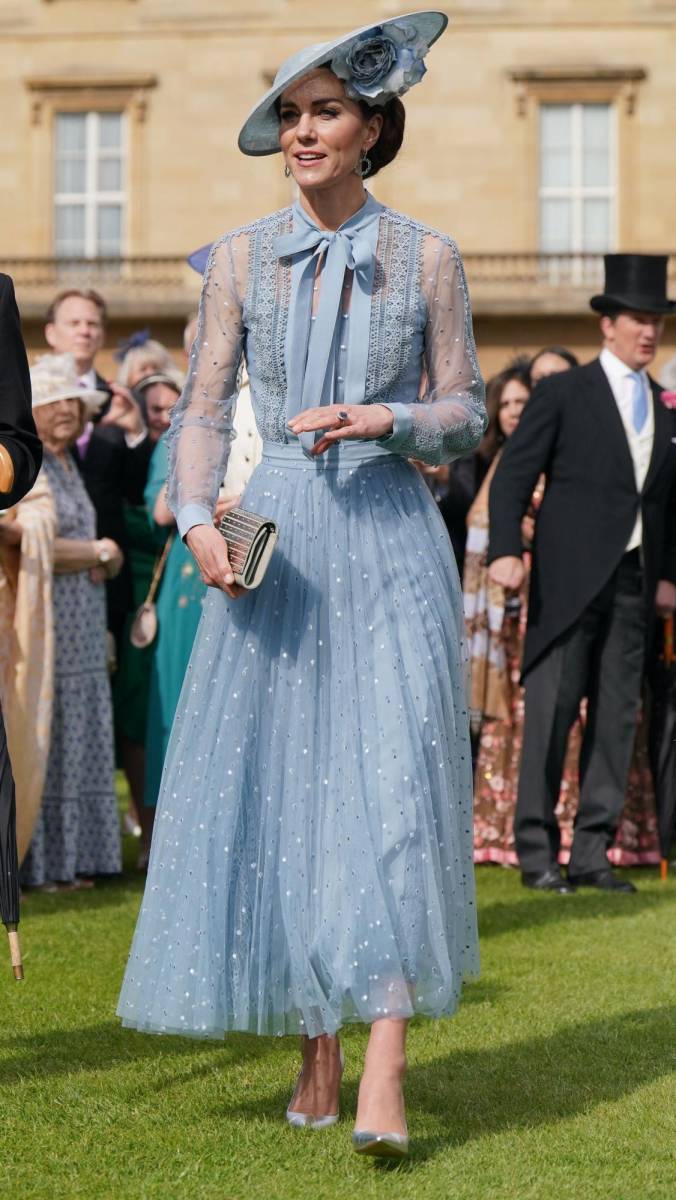 La princesa de Gales completó su look con un tocado a tono de Phillip Treacy y clutchbag con remaches metálicos by Elie Saab (Photo by Jonathan Brady / POOL / AFP)