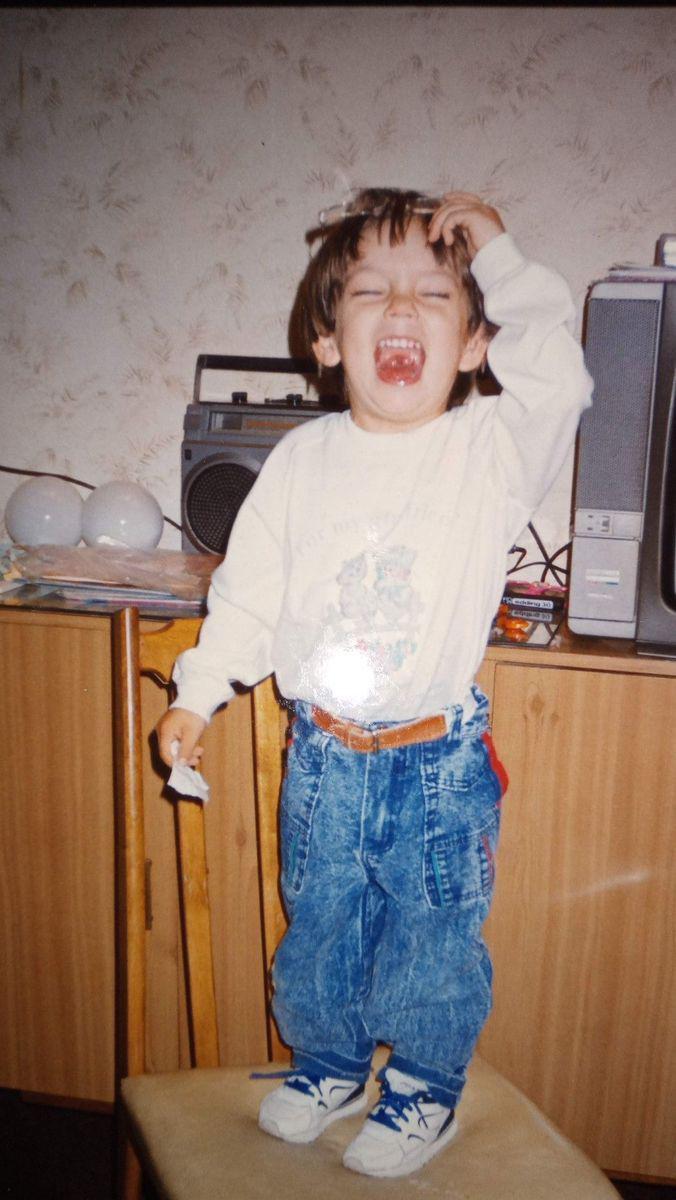 A los 6 años aprendió a tocar la flauta y luego el piano.