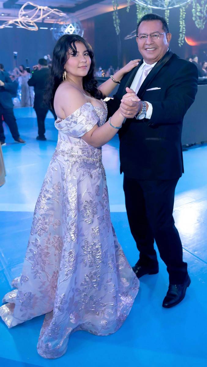 Desfile de Padres e Hijos en la gala de graduación de la Escuela Internacional Sampedrana 2026