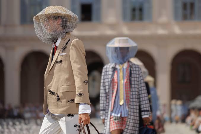 En su show de primavera 2027 durante la Milan Fashion Week de junio, Thom Browne, uno de los diseñadores de moda masculina más remarcables, mezcló el estilo preppy con su propia estética para su nueva colección basada en la película animada de Disney, <i>A Bug’s Life</i>. 