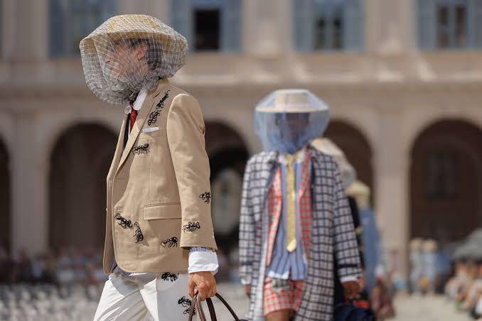 En su show de primavera 2027 durante la Milan Fashion Week de junio, Thom Browne, uno de los diseñadores de moda masculina más remarcables, mezcló el estilo preppy con su propia estética para su nueva colección basada en la película animada de Disney, <i>A Bug’s Life</i>.