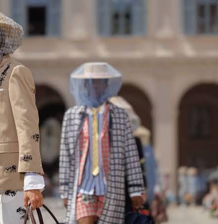 En su show de primavera 2027 durante la Milan Fashion Week de junio, Thom Browne, uno de los diseñadores de moda masculina más remarcables, mezcló el estilo preppy con su propia estética para su nueva colección basada en la película animada de Disney, <i>A Bug’s Life</i>.
