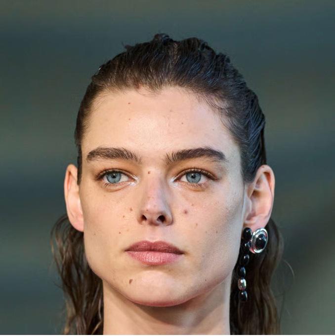 Los estilos que celebran el volumen y la textura están ganando terreno: cejas llenas, ligeramente despeinadas y con una forma <i>suave</i> que no parece esculpida a la perfección