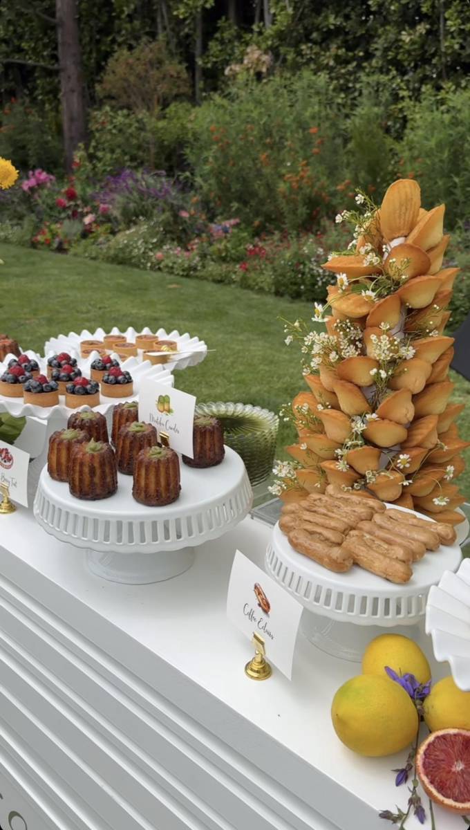¡No podía faltar algo dulce en la fiesta! Los invitados pudieron deleitarse con una variedad de pastelería que se mostraban en una presentación impecable.