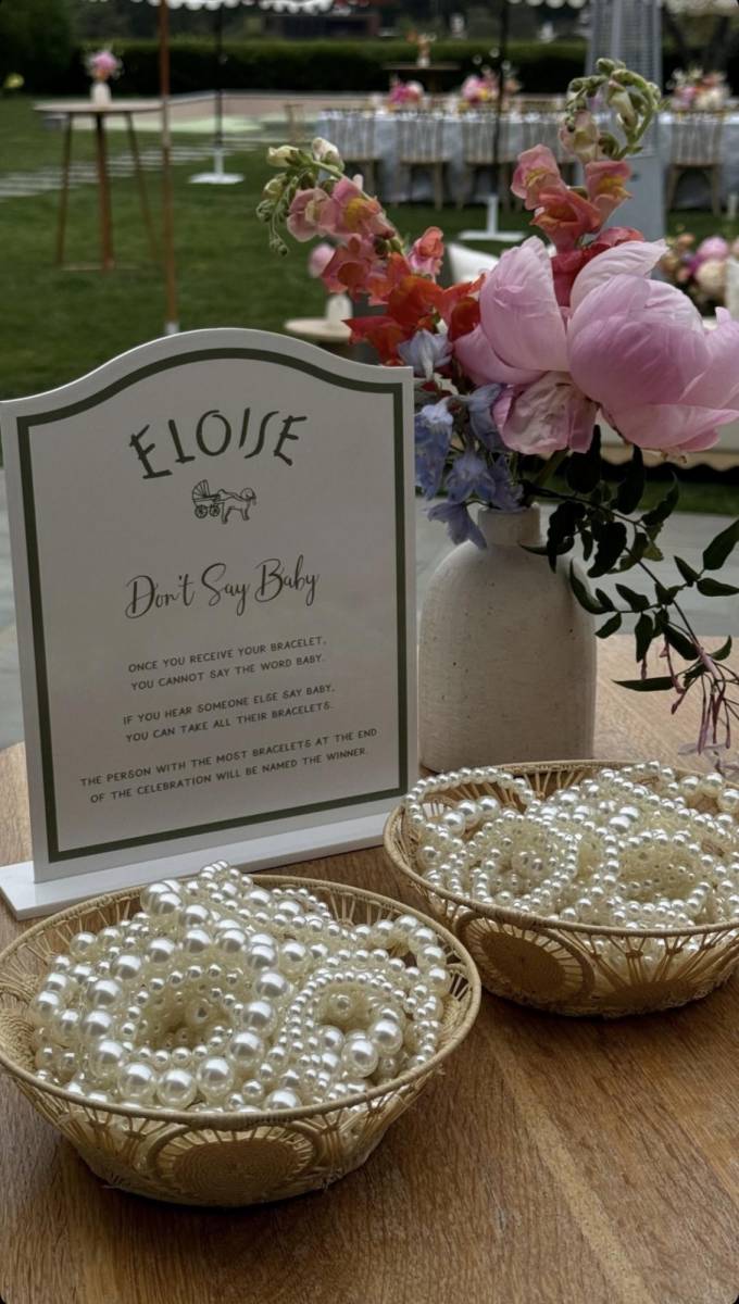 Se realizaron juegos tradicionales de baby shower, como “No digas bebé”, donde los invitados tenían que agarrar un brazalete y no podían decir la palabra “bebé”. Al escuchar a alguien decirlo, podían quitarle los brazaletes y quien tuviera más ganaba.