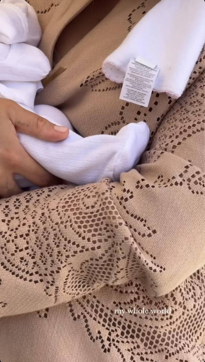 Aunque Sofía aún no ha mostrado el rostro de la bebé Eloise, compartió un video sosteniéndola en sus brazos, vestida de blanco. En la imagen se miraba una pequeña descripción que decía “mi mundo entero”, mostrando el gran amor por su hija.