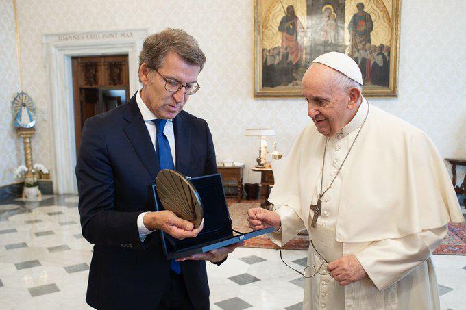Alberto Núñez Feijóo lamentó la muerte del Papa Francisco, destacando su cercanía cultural como un pontífice “que hablaba español” y que estuvo a punto de peregrinar a Santiago de Compostela. Subrayó que sirvió a la Iglesia y al mundo con convicción hasta el final.