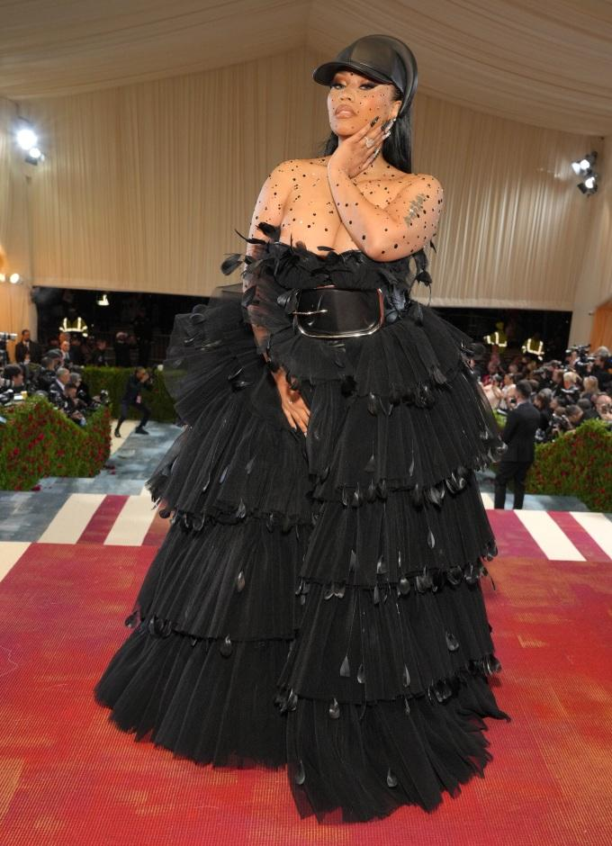 Nicki MinajAún no se sabe el porqué de su ausencia, pero lo que sí se sabe es que nos dejó esperando un look icónico.
