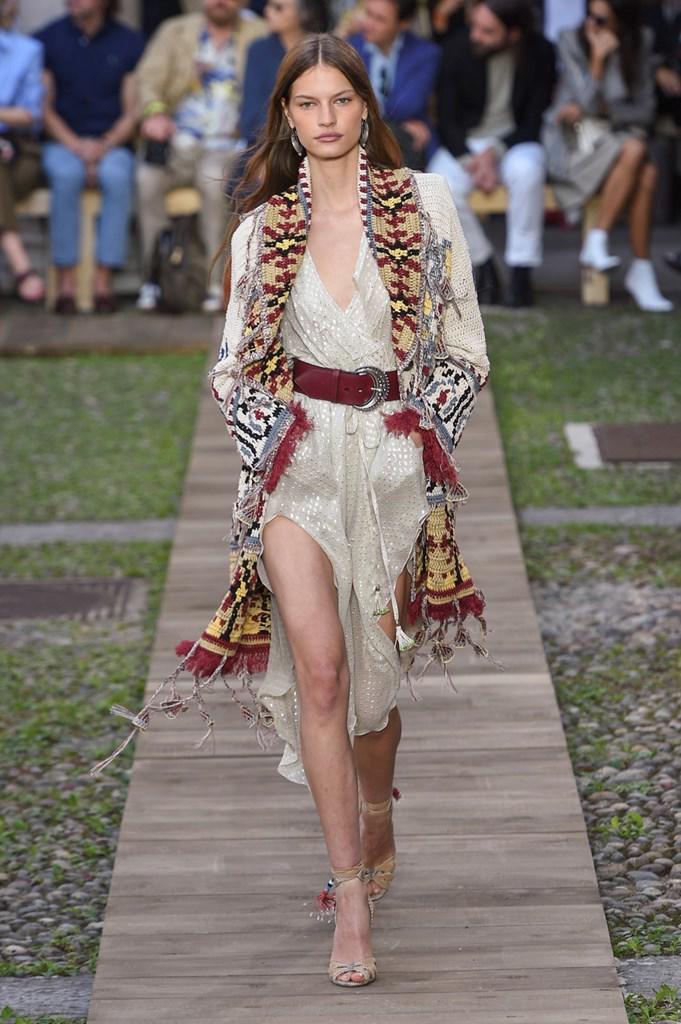 En esta temporada, Etro presentó una colección llena de prendas fluidas, maxi vestidos y kimonos decorados con motivos étnicos y naturales.