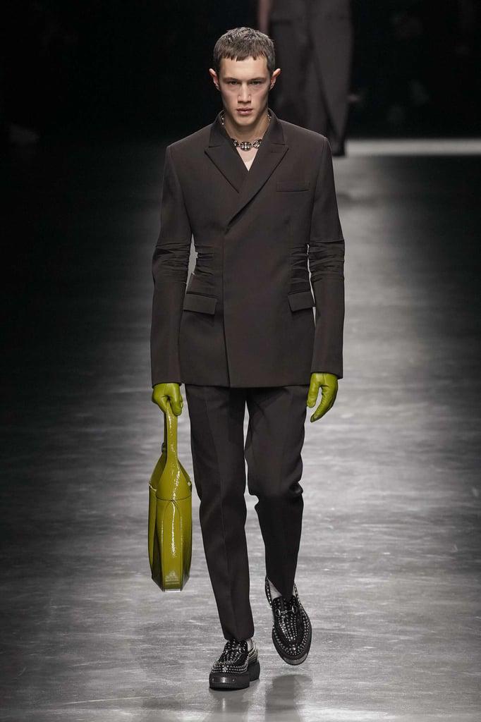 El color jugó un papel importante en la vestimenta masculina , rojos intensos y chocolates intensos combinados con chartreuse ácido, pero aquí en el uso de accesorios (el gran bolso Jackie fue un guiño inteligente a toda la moda masculina)