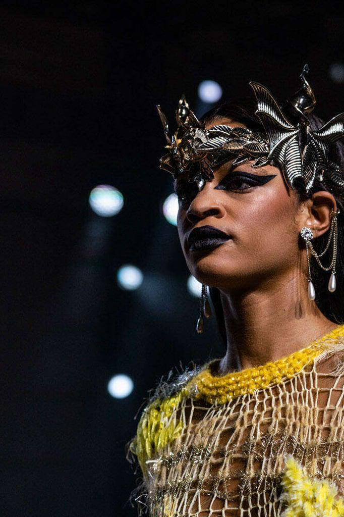 Brillo y glamour en la pasarela Otoño-Invierno 2023 de Rodarte