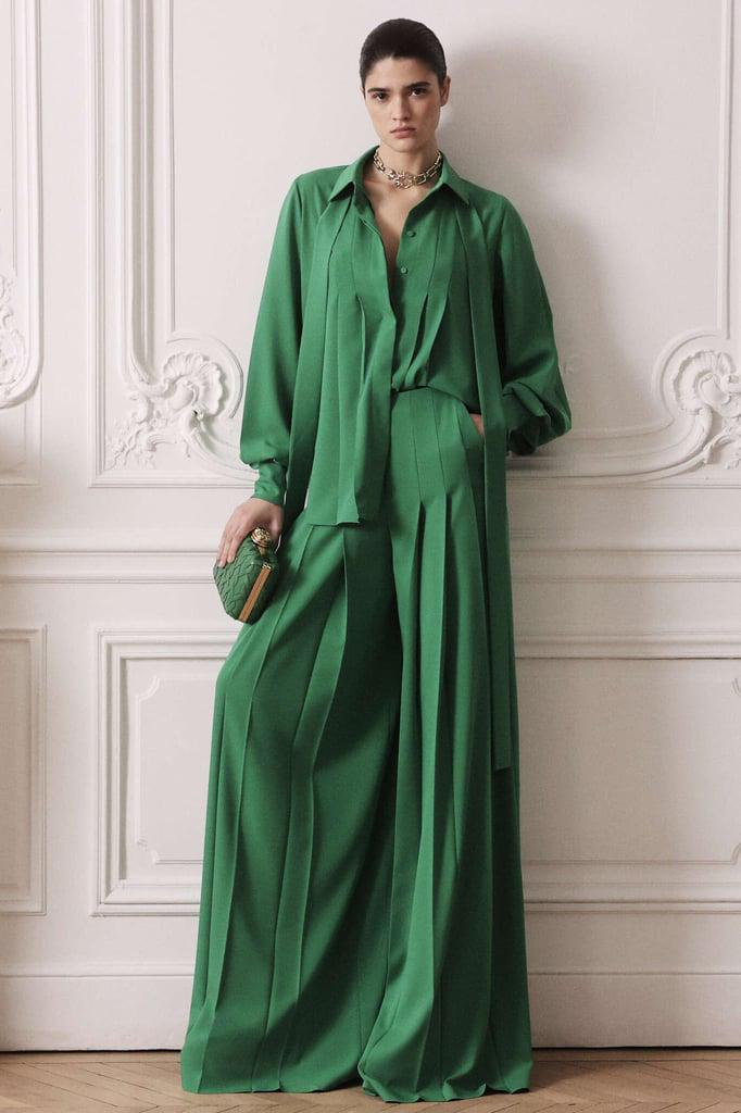 Pliegues y, especialmente, pantalones acampanados
