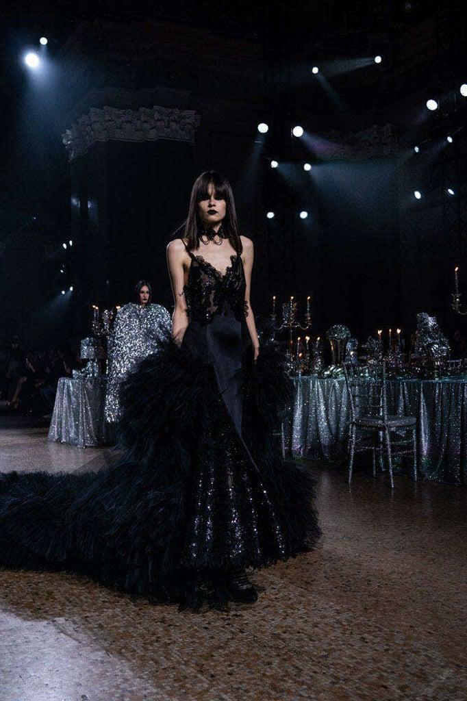 Brillo y glamour en la pasarela Otoño-Invierno 2023 de Rodarte