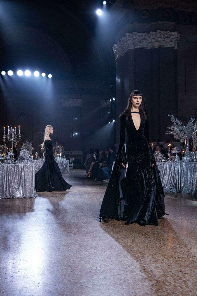 Brillo y glamour en la pasarela Otoño-Invierno 2023 de Rodarte