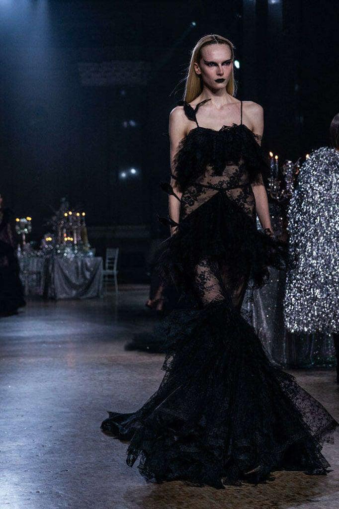Brillo y glamour en la pasarela Otoño-Invierno 2023 de Rodarte