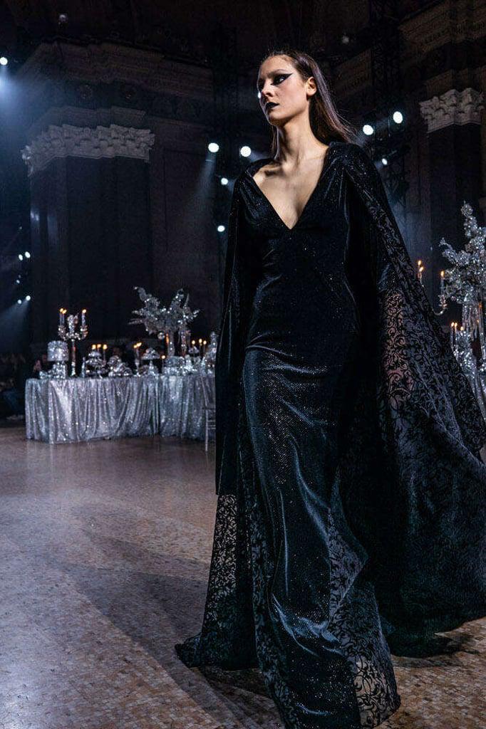Vestidos de raso negro con corte al bies con un aire de los años 30 con detalles victorianos como inserciones de encaje en forma de V