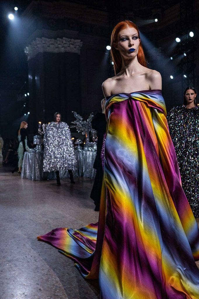Brillo y glamour en la pasarela Otoño-Invierno 2023 de Rodarte