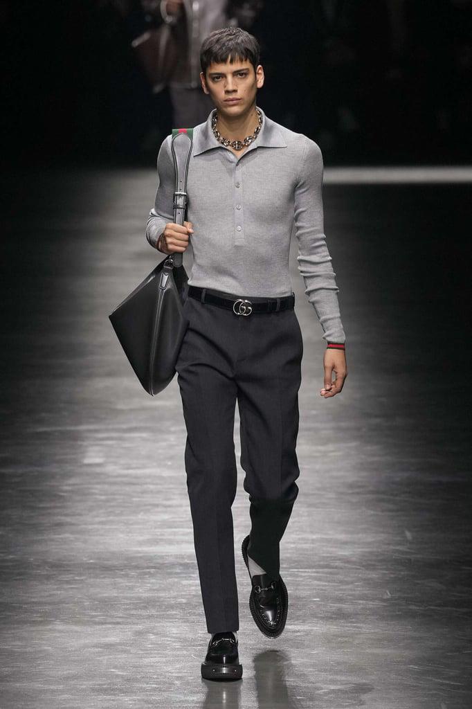 Los looks iniciales comprendían trajes neutros, reflejando los que aparecieron en la primera colección femenina de De Sarno en septiembre, pero estos fueron construidos con estructuras más amplias para la forma masculina.