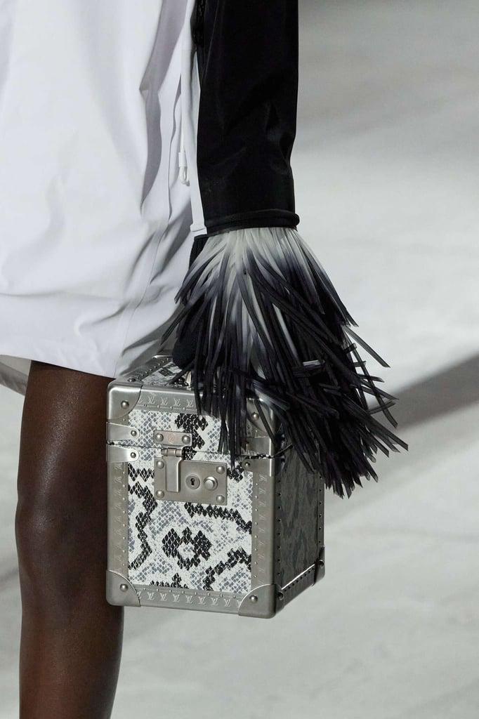 Los bolsos tipo caja, que son de materiales o estructura rígida vienen a ofrecer una alternativa a las versiones clásicas y suaves by Louis Vuitton