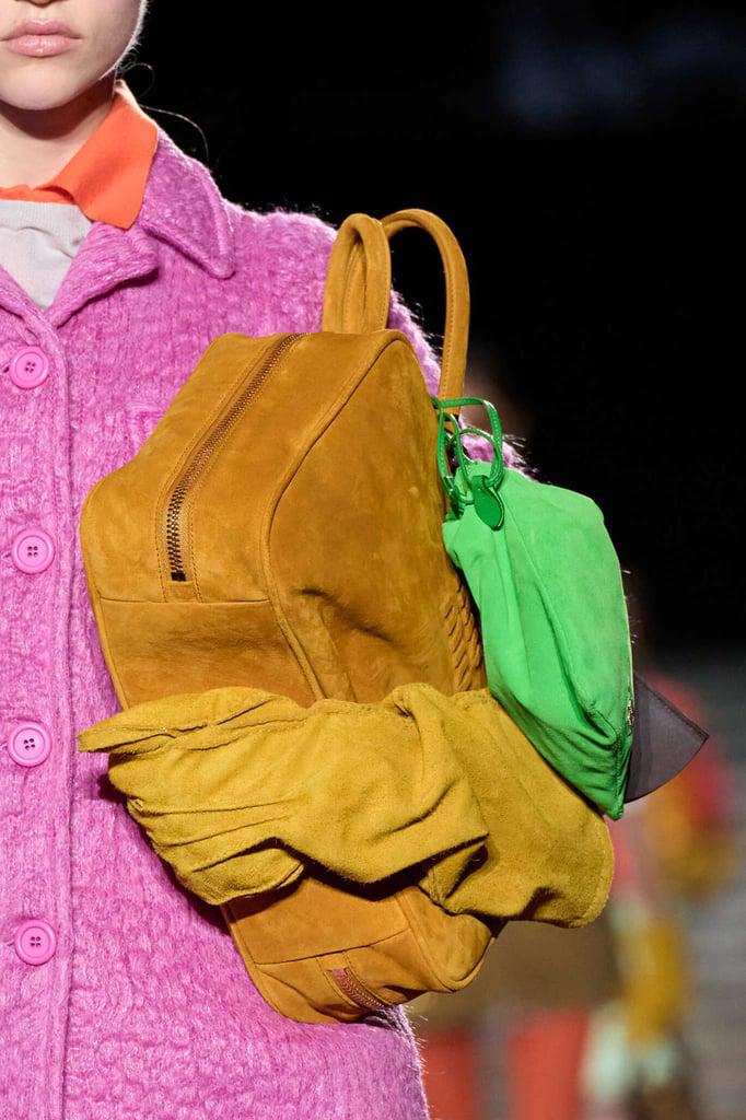 Dale color a tu outfit con este bolso de la firma Miu Miu 