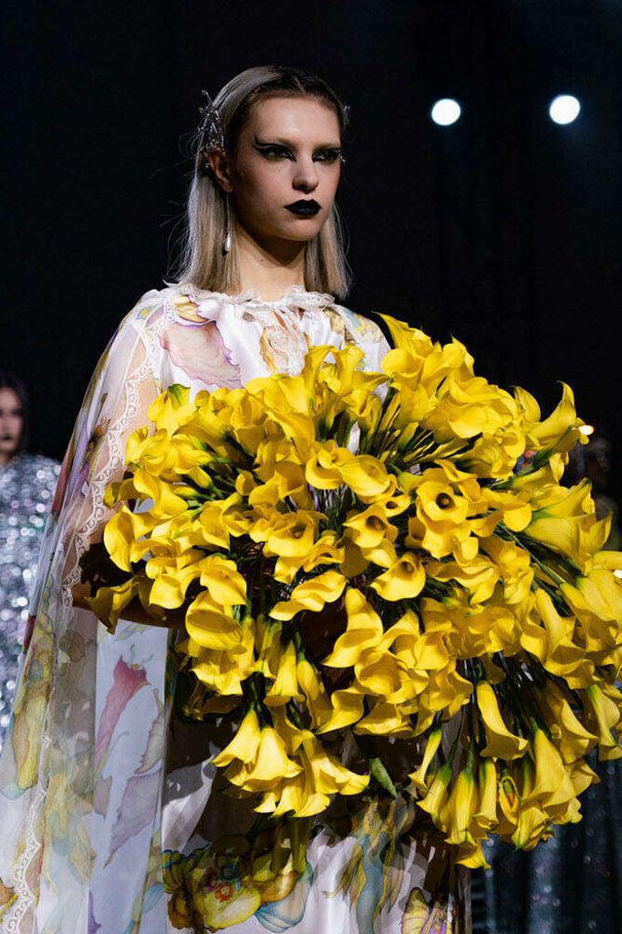 Brillo y glamour en la pasarela Otoño-Invierno 2023 de Rodarte