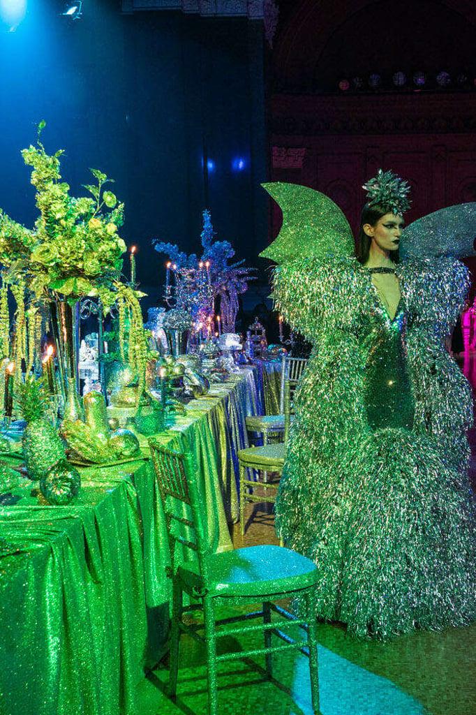 Brillo y glamour en la pasarela Otoño-Invierno 2023 de Rodarte
