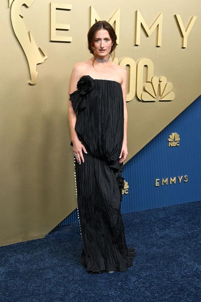 Nominada por “The Girlfriend”, Grace Gummer llevó un vestido negro de Dior, de escote palabra de honor y silueta amplia con volumen asimétrico en la falda, además de aplicaciones de flores en relieve.