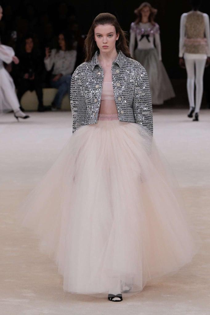 Y como siempre a la vanguardia Chanel no se queda atrás con la tendencia Coquette. Delicadas transparencias, colores pastel... dando a paso una colección dulce y femenina