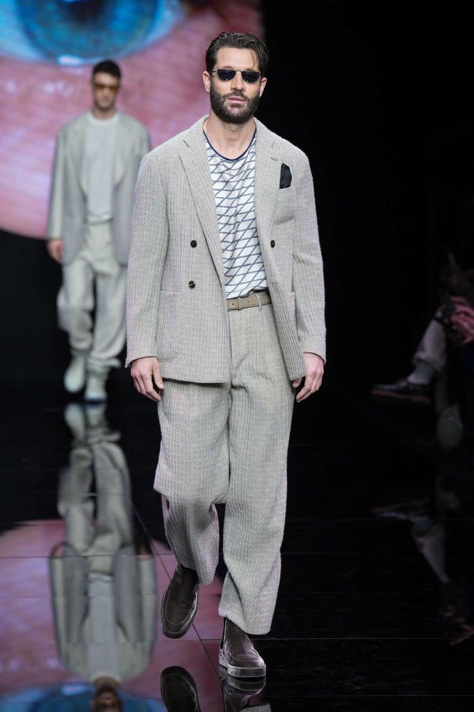 La colección de Giorgio Armani presentó la sastrería relajada característica del diseñador, acentuada por patrones geométricos y ricas texturas en una mezcla de ensueño de suaves neutros. 