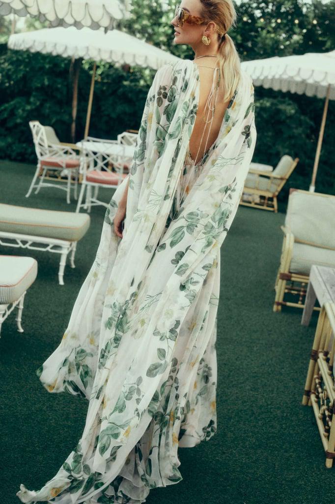 Vestido de gasa con estampado de limoncello y una capa incorporada en la espalda, diseñado para flotar en una habitación