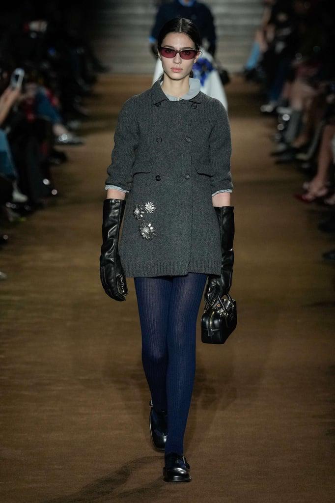 Las medias de canalé, las botas planas, bailarinas con punta afilada y los guantes de cuero en corte oversize.