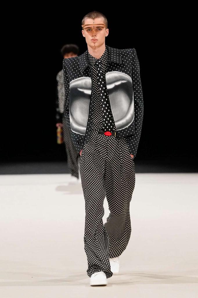 Amplios pantalones negros con pinzas, por ejemplo, están combinados con prendas de punto con efectos ópticos al estilo Vasarely